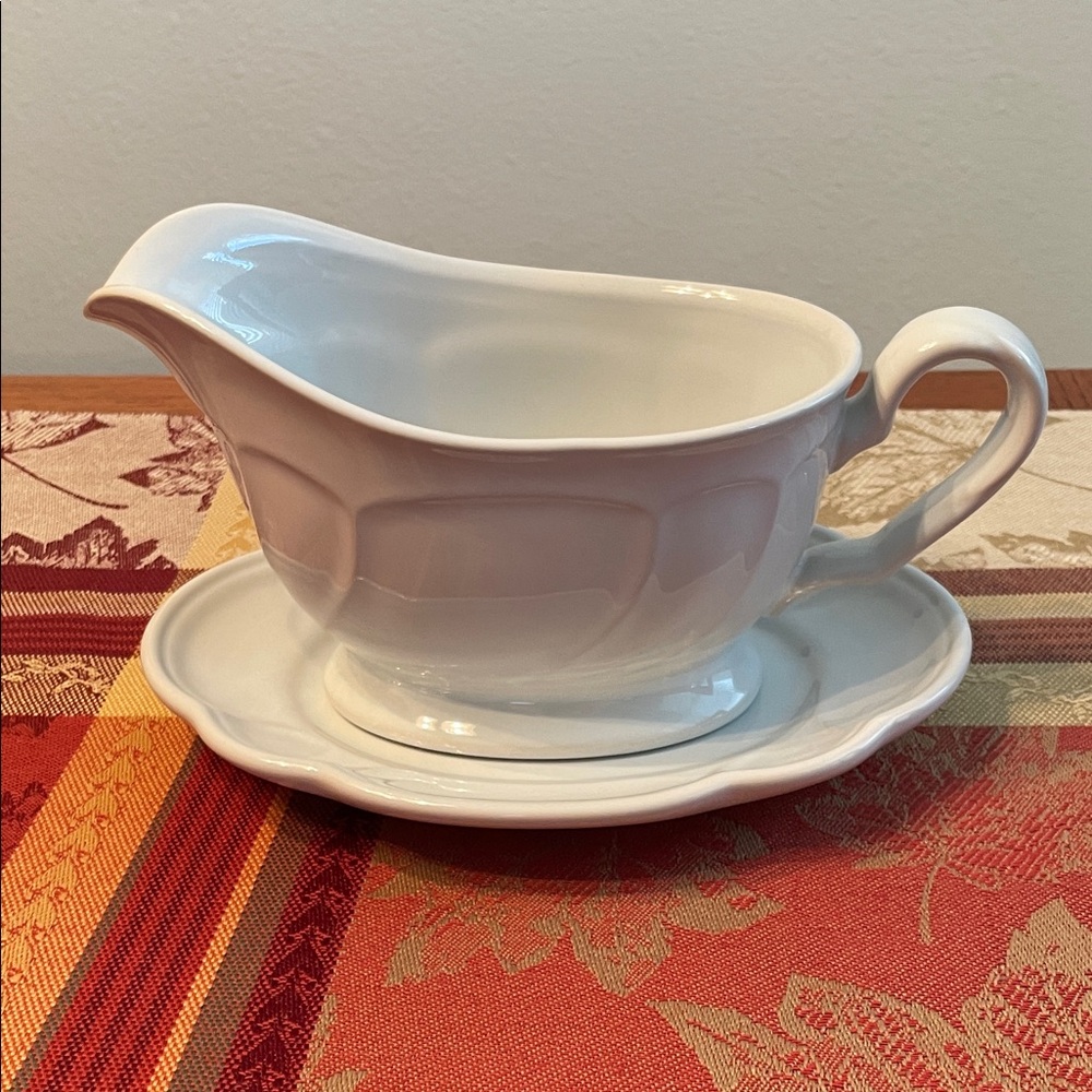 Noritake Classic Ivory Gravy Boat with Saucer